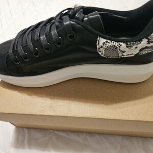 Men's brand new Seven7 sneakers